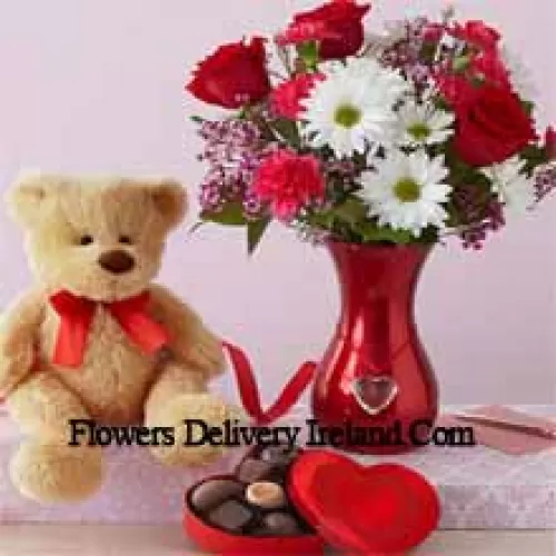Roses rouges et Gerberas blanches avec quelques fougères dans un vase en verre accompagnés d'un mignon ours en peluche brun de 12 pouces de hauteur et d'une boîte de chocolats importée