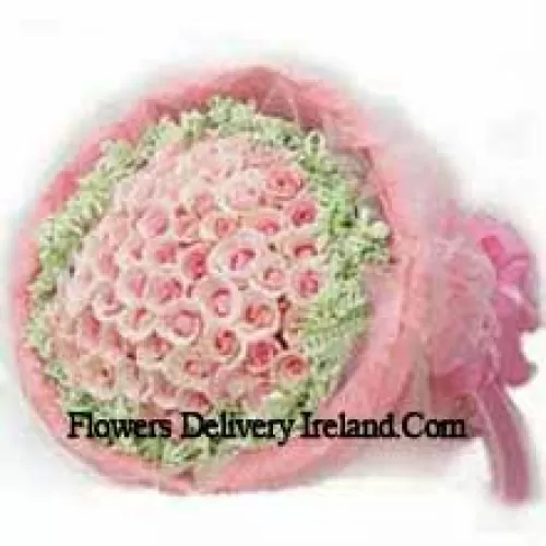 Bouquet de 51 roses roses avec des remplissages et un bel emballage