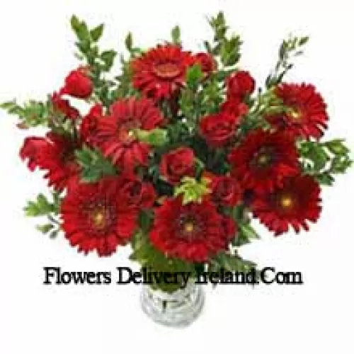 Gerbéras, roses et remplissages dans un vase