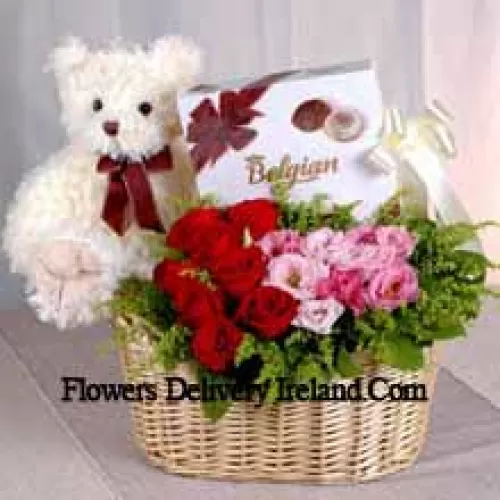 Panier de roses rouges et roses, une boîte de chocolat et un mignon ourson en peluche