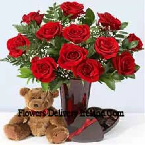 11 roses rouges avec des fougères dans un vase, mignon ours en peluche brun de 10 pouces et une boîte de chocolat en forme de cœur.