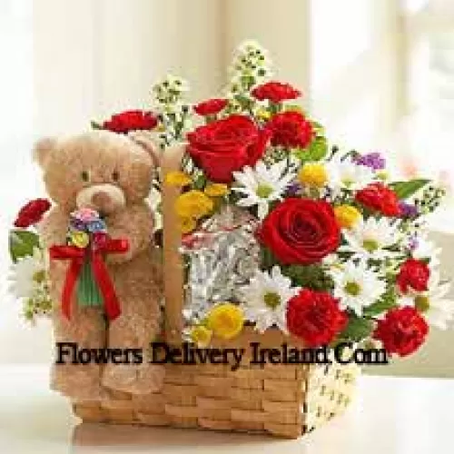 Panier de fleurs assorties et un mignon ours en peluche brun de 6 pouces